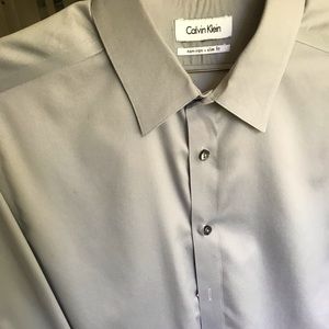 Men’s dress shirt. Like new. Slim fit.